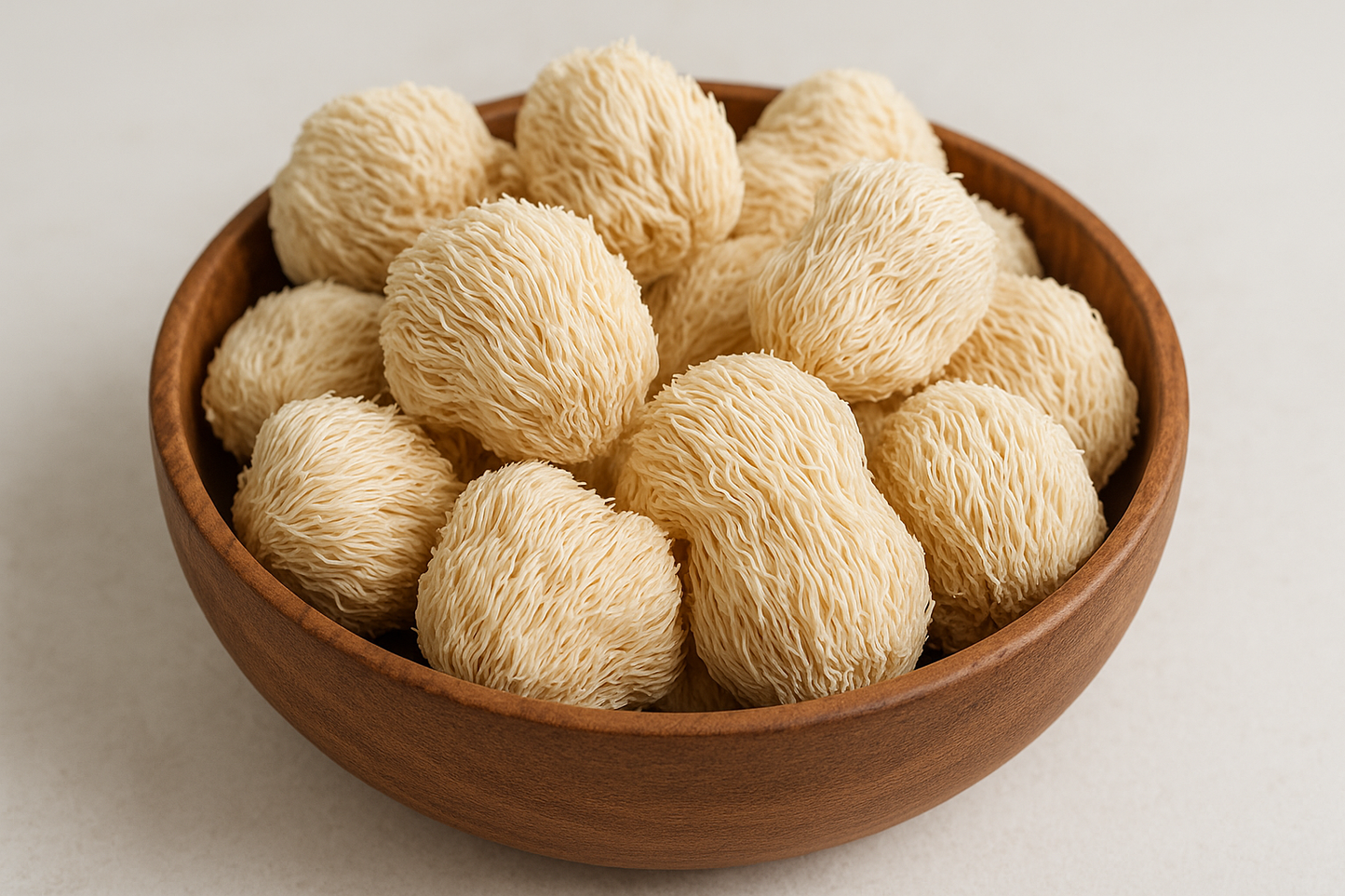 Schale mit getrockneten Lions Mane