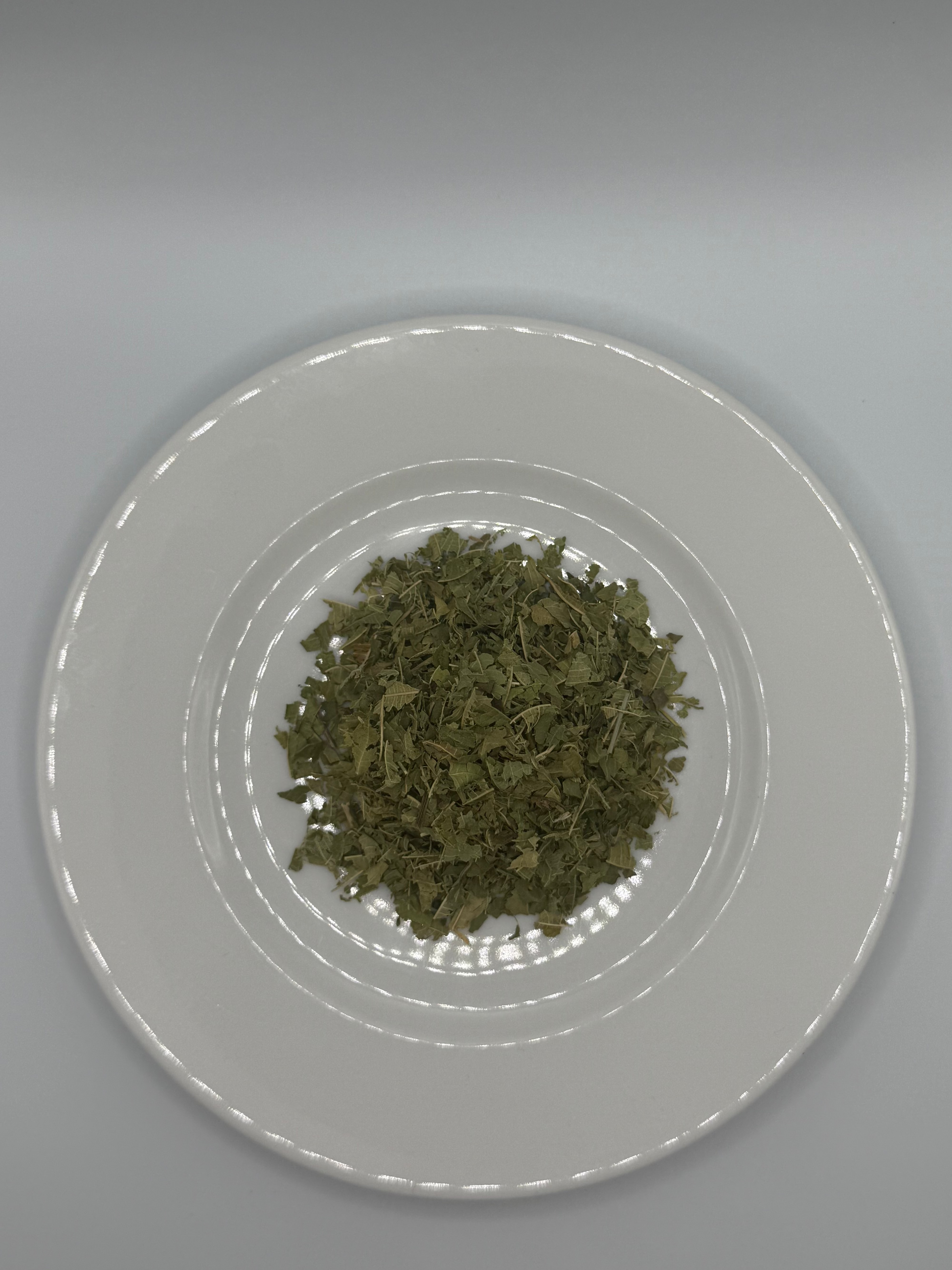 Verbene geschnitten auf weissen Teller 